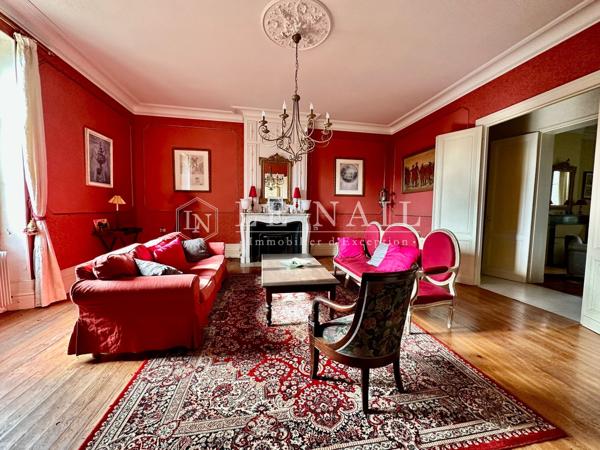 Beau château de famille au bord de la rivière Dordogne