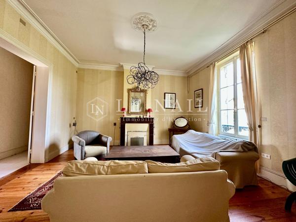 Beau château de famille au bord de la rivière Dordogne