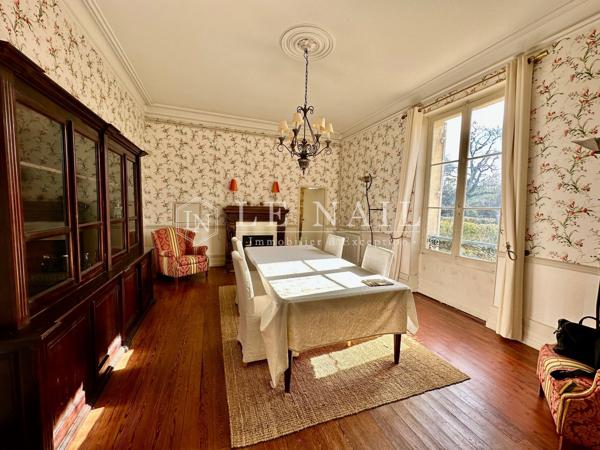 Beau château de famille au bord de la rivière Dordogne