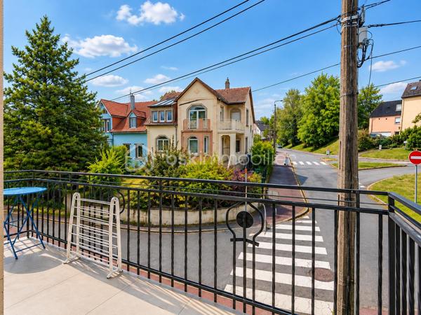 Découvrez cet agréable appartement de 57 m², situé à Sarreguemines, dans une rue calme, au sein d’une petite copropriété composée de seulement 3 appartements.

L’appartement se compose d’une belle pièce de vie, d’une chambre, d’une cuisine ainsi que d’une salle de bain avec WC.

Vous profiterez également de plusieurs espaces complémentaires : un balcon privatif, une cave, ainsi qu’un petit jardin et une terrasse communs à l’immeuble.

L’immeuble a bénéficié d’une rénovation complète il y a moins de 5 ans, offrant un cadre agréable et soigné.

Les + du bien :

Surface : 57 m²
-1 chambre
-Balcon privatif
-Cave
-Jardin et terrasse communs
-Petite copropriété de 3 appartements
-Possibilité de stationnement devant l’immeuble
-Rue calme

DPE : F
Chauffage au gaz

✨ Un appartement agréable et fonctionnel, idéal pour une résidence principale ou un investissement locatif.