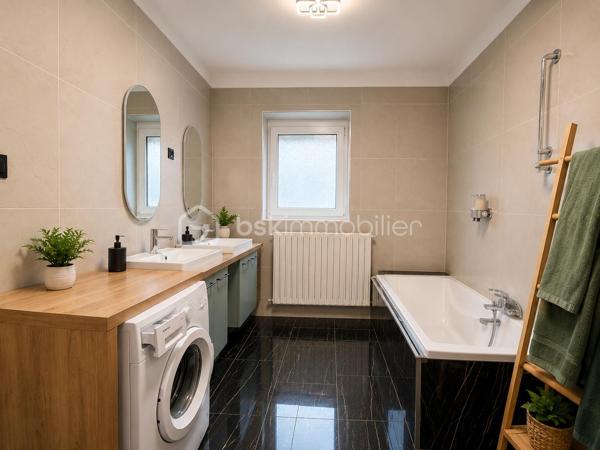 Découvrez cet agréable appartement de 57 m², situé à Sarreguemines, dans une rue calme, au sein d’une petite copropriété composée de seulement 3 appartements.

L’appartement se compose d’une belle pièce de vie, d’une chambre, d’une cuisine ainsi que d’une salle de bain avec WC.

Vous profiterez également de plusieurs espaces complémentaires : un balcon privatif, une cave, ainsi qu’un petit jardin et une terrasse communs à l’immeuble.

L’immeuble a bénéficié d’une rénovation complète il y a moins de 5 ans, offrant un cadre agréable et soigné.

Les + du bien :

Surface : 57 m²
-1 chambre
-Balcon privatif
-Cave
-Jardin et terrasse communs
-Petite copropriété de 3 appartements
-Possibilité de stationnement devant l’immeuble
-Rue calme

DPE : F
Chauffage au gaz

✨ Un appartement agréable et fonctionnel, idéal pour une résidence principale ou un investissement locatif.