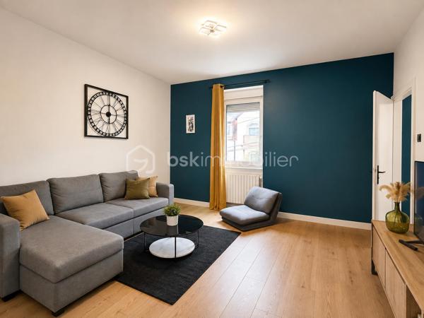 Découvrez cet agréable appartement de 57 m², situé à Sarreguemines, dans une rue calme, au sein d’une petite copropriété composée de seulement 3 appartements.

L’appartement se compose d’une belle pièce de vie, d’une chambre, d’une cuisine ainsi que d’une salle de bain avec WC.

Vous profiterez également de plusieurs espaces complémentaires : un balcon privatif, une cave, ainsi qu’un petit jardin et une terrasse communs à l’immeuble.

L’immeuble a bénéficié d’une rénovation complète il y a moins de 5 ans, offrant un cadre agréable et soigné.

Les + du bien :

Surface : 57 m²
-1 chambre
-Balcon privatif
-Cave
-Jardin et terrasse communs
-Petite copropriété de 3 appartements
-Possibilité de stationnement devant l’immeuble
-Rue calme

DPE : F
Chauffage au gaz

✨ Un appartement agréable et fonctionnel, idéal pour une résidence principale ou un investissement locatif.