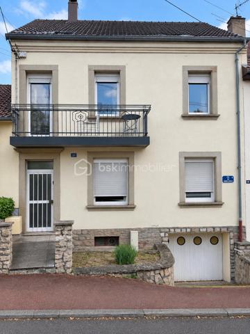 Découvrez cet agréable appartement de 57 m², situé à Sarreguemines, dans une rue calme, au sein d’une petite copropriété composée de seulement 3 appartements.

L’appartement se compose d’une belle pièce de vie, d’une chambre, d’une cuisine ainsi que d’une salle de bain avec WC.

Vous profiterez également de plusieurs espaces complémentaires : un balcon privatif, une cave, ainsi qu’un petit jardin et une terrasse communs à l’immeuble.

L’immeuble a bénéficié d’une rénovation complète il y a moins de 5 ans, offrant un cadre agréable et soigné.

Les + du bien :

Surface : 57 m²
-1 chambre
-Balcon privatif
-Cave
-Jardin et terrasse communs
-Petite copropriété de 3 appartements
-Possibilité de stationnement devant l’immeuble
-Rue calme

DPE : F
Chauffage au gaz

✨ Un appartement agréable et fonctionnel, idéal pour une résidence principale ou un investissement locatif.