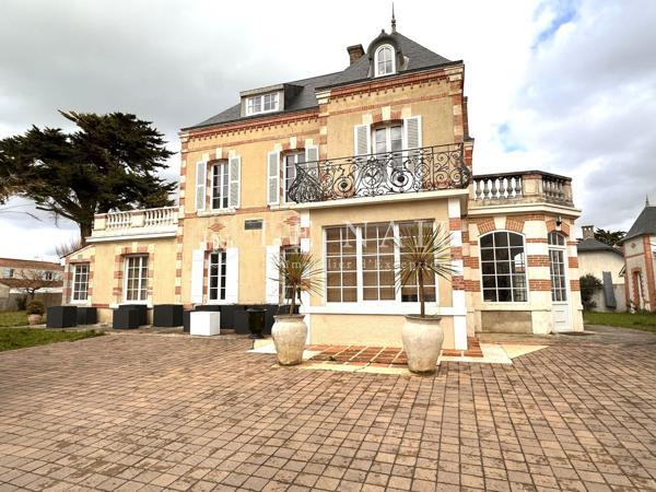Elégante Villa balnéaire du XIXème siècle avec dépendances, à deux pas de la plage