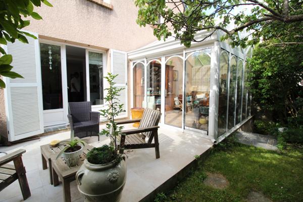 MAISON 184 M² - 5 CHAMBRES - CHEMINEE - VERANDA - JARDIN INTIMISTE - TRES VERDOYANT - GARAGES ET PARKING - SOUS-SOL TOTAL -