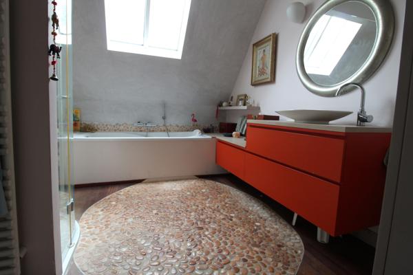 MAISON 184 M² - 5 CHAMBRES - CHEMINEE - VERANDA - JARDIN INTIMISTE - TRES VERDOYANT - GARAGES ET PARKING - SOUS-SOL TOTAL -