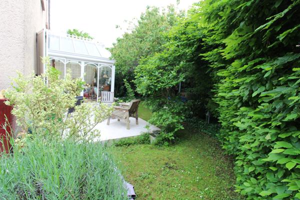 MAISON 184 M² - 5 CHAMBRES - CHEMINEE - VERANDA - JARDIN INTIMISTE - TRES VERDOYANT - GARAGES ET PARKING - SOUS-SOL TOTAL -