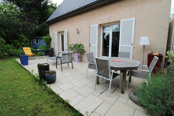 MAISON 184 M² - 5 CHAMBRES - CHEMINEE - VERANDA - JARDIN INTIMISTE - TRES VERDOYANT - GARAGES ET PARKING - SOUS-SOL TOTAL -