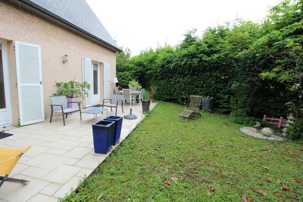 MAISON 184 M² - 5 CHAMBRES - CHEMINEE - VERANDA - JARDIN INTIMISTE - TRES VERDOYANT - GARAGES ET PARKING - SOUS-SOL TOTAL -