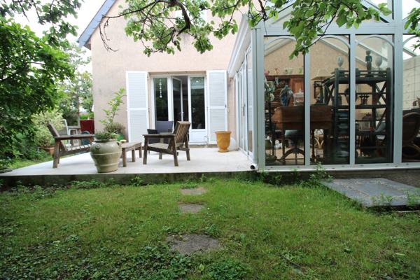 MAISON 184 M² - 5 CHAMBRES - CHEMINEE - VERANDA - JARDIN INTIMISTE - TRES VERDOYANT - GARAGES ET PARKING - SOUS-SOL TOTAL -