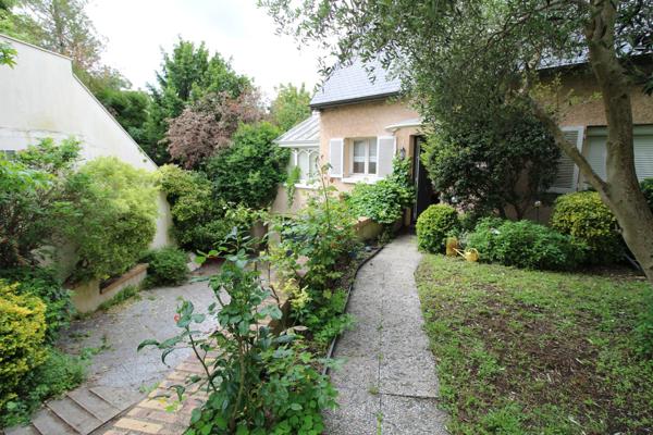 MAISON 184 M² - 5 CHAMBRES - CHEMINEE - VERANDA - JARDIN INTIMISTE - TRES VERDOYANT - GARAGES ET PARKING - SOUS-SOL TOTAL -