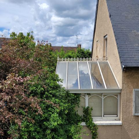 MAISON 184 M² - 5 CHAMBRES - CHEMINEE - VERANDA - JARDIN INTIMISTE - TRES VERDOYANT - GARAGES ET PARKING - SOUS-SOL TOTAL -