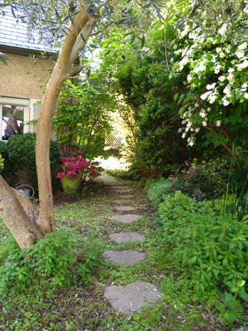 MAISON 184 M² - 5 CHAMBRES - CHEMINEE - VERANDA - JARDIN INTIMISTE - TRES VERDOYANT - GARAGES ET PARKING - SOUS-SOL TOTAL -