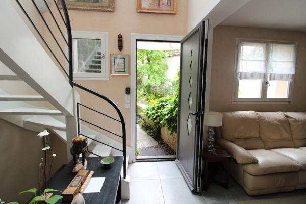 MAISON 184 M² - 5 CHAMBRES - CHEMINEE - VERANDA - JARDIN INTIMISTE - TRES VERDOYANT - GARAGES ET PARKING - SOUS-SOL TOTAL -