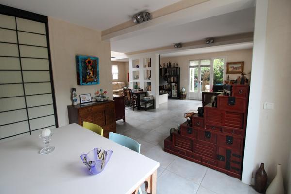 MAISON 184 M² - 5 CHAMBRES - CHEMINEE - VERANDA - JARDIN INTIMISTE - TRES VERDOYANT - GARAGES ET PARKING - SOUS-SOL TOTAL -