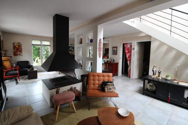 MAISON 184 M² - 5 CHAMBRES - CHEMINEE - VERANDA - JARDIN INTIMISTE - TRES VERDOYANT - GARAGES ET PARKING - SOUS-SOL TOTAL -