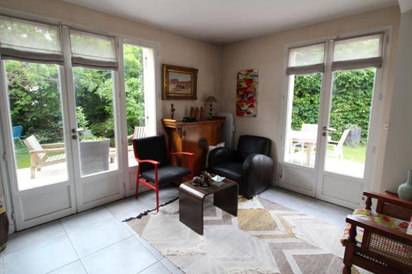 MAISON 184 M² - 5 CHAMBRES - CHEMINEE - VERANDA - JARDIN INTIMISTE - TRES VERDOYANT - GARAGES ET PARKING - SOUS-SOL TOTAL -