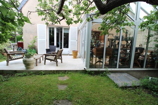 MAISON 184 M² - 5 CHAMBRES - CHEMINEE - VERANDA - JARDIN INTIMISTE - TRES VERDOYANT - GARAGES ET PARKING - SOUS-SOL TOTAL -