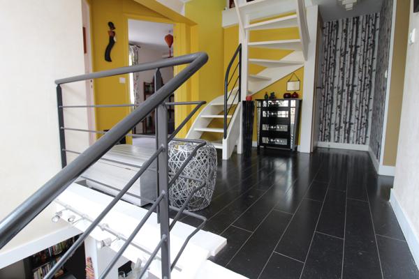 MAISON 184 M² - 5 CHAMBRES - CHEMINEE - VERANDA - JARDIN INTIMISTE - TRES VERDOYANT - GARAGES ET PARKING - SOUS-SOL TOTAL -