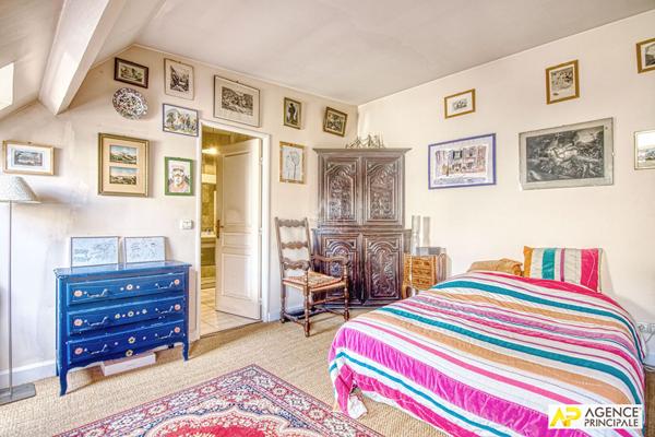 Versailles Notre-Dame Appartement duplex 5 pièces 138m² au sol situé au 3ème et 4ème étage (dernier) avec ascenseur et parking €1 095 000 ** - Référence 27446