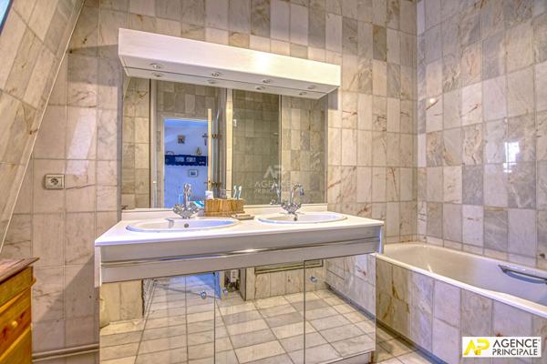Versailles Notre-Dame Appartement duplex 5 pièces 138m² au sol situé au 3ème et 4ème étage (dernier) avec ascenseur et parking €1 095 000 ** - Référence 27446
