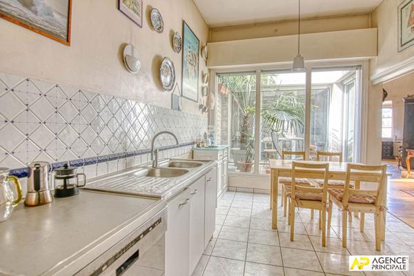 Versailles Notre-Dame Appartement duplex 5 pièces 138m² au sol situé au 3ème et 4ème étage (dernier) avec ascenseur et parking €1 095 000 ** - Référence 27446