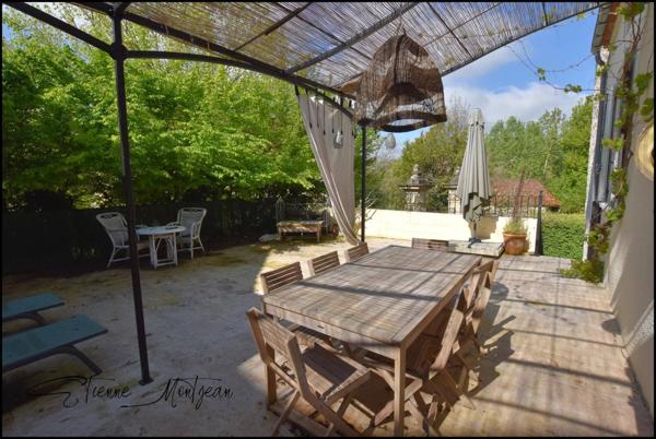 Maison en pierre 5 chambres, terrasse, garage.