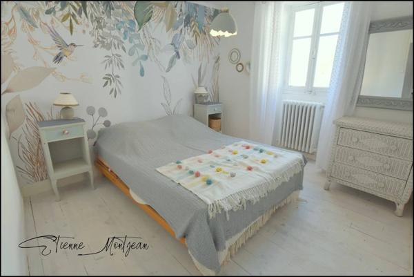 Maison en pierre 5 chambres, terrasse, garage.