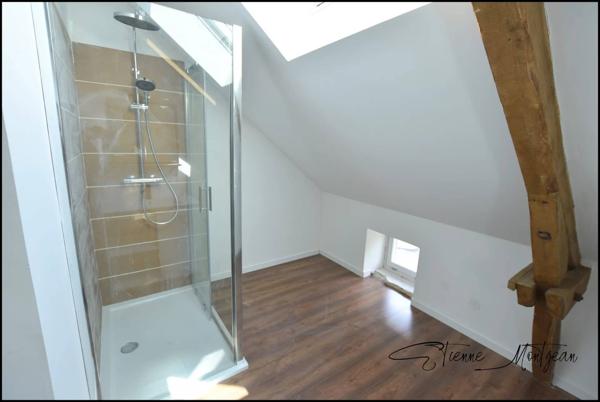 Maison en pierre 5 chambres, terrasse, garage.