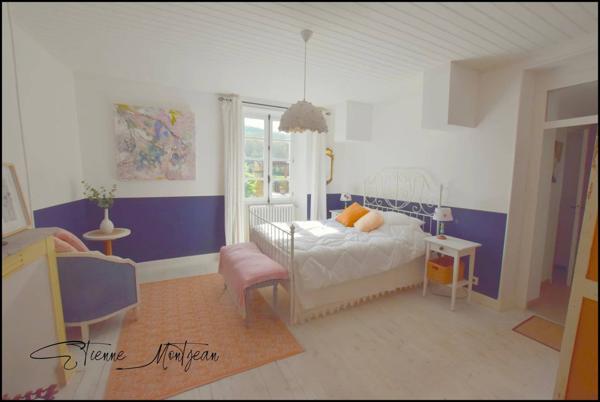 Maison en pierre 5 chambres, terrasse, garage.