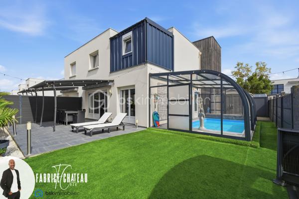 Une maison prête à vivre, une piscine utilisable au fil des saisons, à 7 minutes à pied de la gare et Paris Saint-Lazare à seulement 20 minutes : une combinaison rare à Herblay-sur-Seine.
Dans un quartier très recherché, découvrez cette maison familiale d'environ 106 m² habitables (132m2 environ de surface total avec la véranda) sur un terrain de 240 m² exposé plein sud.

Le rez-de-chaussée s’articule autour d’une pièce de vie de plus de 31 m² avec cuisine ouverte, créant un espace chaleureux et convivial.
Une chambre de plain-pied, une salle d’eau avec wc ainsi que de nombreux rangements complètent ce niveau.
À l’étage, l’espace nuit accueille une salle de bains, un WC indépendant, deux chambres dont une avec placard et l'autre avec un grand dressing.
Deux places de stationnement privatives sont également comprises avec la maison.

Avec ses trois chambres , ses deux pièces d’eau et ses espaces de rangement, la maison répond parfaitement aux besoins d’une famille.
Ici, tout a été pensé pour conjuguer vie de famille, confort, convivialité.

Les établissements scolaires sont également accessibles à pied, avec écoles maternelle, élémentaire situées à moins de 10 minutes.
 
Grâce à son exposition plein sud, la maison profite d’une belle lumière naturelle tout au long de la journée.

L’ATOUT COUP DE CŒUR : UN VÉRITABLE ESPACE PISCINE ACCESSIBLE TOUTE L'ANNÉE 

C’est à l’extérieur que cette maison révèle l’une de ses prestations les plus rares.
Une piscine chauffée de 5 x 3 m, d’une profondeur de 1,40 m et équipée d’une pompe à chaleur, qui prend place sous une véranda de 24 m² entièrement ouvrante.
Aux beaux jours, la véranda s’ouvre complètement pour retrouver les sensations d’une piscine extérieure. Lorsque les températures sont plus fraîches, elle permet de conserver un espace protégé et confortable.
Et pour encore plus de praticité, l’espace piscine est accessible directement depuis l’intérieur de la maison et du jardin.
Un véritable prolongement de la maison, pensé pour profiter pleinement des beaux jours et partager des moments privilégiés en famille ou entre amis.
L’espace extérieur se poursuit avec une belle terrasse de 28 m² sous pergola, idéale pour installer un salon de jardin ou une grande table à manger.
Un espace barbecue complète cet ensemble conçu pour recevoir et profiter des journées ensoleillées.

VOUS N’AVEZ PLUS QU’À POSER VOS VALISES

Autre point fort  de cette maison, elle est vendue entièrement meublée.
Le mobilier, l’électroménager ainsi que de nombreux équipements sont inclus dans la vente.

Un véritable avantage pour les acquéreurs souhaitant bénéficier d’une maison immédiatement opérationnelle, sans avoir à prévoir un investissement supplémentaire pour l’aménagement et l’équipement.

Les prestations qui font la différence :

* Gare à 7 minutes à pied
* Exposition plein sud
* Piscine chauffée (5 x 3 m) avec pompe à chaleur dans une veranda de 24 m² à ouverture complète
* Accès direct à la piscine depuis la maison et le jardin
* Résidence sécurisée
* Faible Charges de copropriété : 41 € par Mois
* Maison parfaitement entretenue, lumineuse et prête à accueillir ses nouveaux propriétaires

Un bien aux prestations rares sur le secteur, à découvrir rapidement.