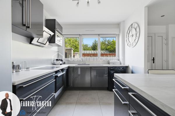 Une maison prête à vivre, une piscine utilisable au fil des saisons, à 7 minutes à pied de la gare et Paris Saint-Lazare à seulement 20 minutes : une combinaison rare à Herblay-sur-Seine.
Dans un quartier très recherché, découvrez cette maison familiale d'environ 106 m² habitables (132m2 environ de surface total avec la véranda) sur un terrain de 240 m² exposé plein sud.

Le rez-de-chaussée s’articule autour d’une pièce de vie de plus de 31 m² avec cuisine ouverte, créant un espace chaleureux et convivial.
Une chambre de plain-pied, une salle d’eau avec wc ainsi que de nombreux rangements complètent ce niveau.
À l’étage, l’espace nuit accueille une salle de bains, un WC indépendant, deux chambres dont une avec placard et l'autre avec un grand dressing.
Deux places de stationnement privatives sont également comprises avec la maison.

Avec ses trois chambres , ses deux pièces d’eau et ses espaces de rangement, la maison répond parfaitement aux besoins d’une famille.
Ici, tout a été pensé pour conjuguer vie de famille, confort, convivialité.

Les établissements scolaires sont également accessibles à pied, avec écoles maternelle, élémentaire situées à moins de 10 minutes.
 
Grâce à son exposition plein sud, la maison profite d’une belle lumière naturelle tout au long de la journée.

L’ATOUT COUP DE CŒUR : UN VÉRITABLE ESPACE PISCINE ACCESSIBLE TOUTE L'ANNÉE 

C’est à l’extérieur que cette maison révèle l’une de ses prestations les plus rares.
Une piscine chauffée de 5 x 3 m, d’une profondeur de 1,40 m et équipée d’une pompe à chaleur, qui prend place sous une véranda de 24 m² entièrement ouvrante.
Aux beaux jours, la véranda s’ouvre complètement pour retrouver les sensations d’une piscine extérieure. Lorsque les températures sont plus fraîches, elle permet de conserver un espace protégé et confortable.
Et pour encore plus de praticité, l’espace piscine est accessible directement depuis l’intérieur de la maison et du jardin.
Un véritable prolongement de la maison, pensé pour profiter pleinement des beaux jours et partager des moments privilégiés en famille ou entre amis.
L’espace extérieur se poursuit avec une belle terrasse de 28 m² sous pergola, idéale pour installer un salon de jardin ou une grande table à manger.
Un espace barbecue complète cet ensemble conçu pour recevoir et profiter des journées ensoleillées.

VOUS N’AVEZ PLUS QU’À POSER VOS VALISES

Autre point fort  de cette maison, elle est vendue entièrement meublée.
Le mobilier, l’électroménager ainsi que de nombreux équipements sont inclus dans la vente.

Un véritable avantage pour les acquéreurs souhaitant bénéficier d’une maison immédiatement opérationnelle, sans avoir à prévoir un investissement supplémentaire pour l’aménagement et l’équipement.

Les prestations qui font la différence :

* Gare à 7 minutes à pied
* Exposition plein sud
* Piscine chauffée (5 x 3 m) avec pompe à chaleur dans une veranda de 24 m² à ouverture complète
* Accès direct à la piscine depuis la maison et le jardin
* Résidence sécurisée
* Faible Charges de copropriété : 41 € par Mois
* Maison parfaitement entretenue, lumineuse et prête à accueillir ses nouveaux propriétaires

Un bien aux prestations rares sur le secteur, à découvrir rapidement.