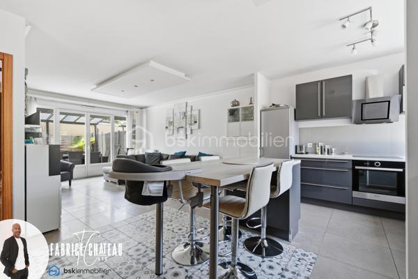 Une maison prête à vivre, une piscine utilisable au fil des saisons, à 7 minutes à pied de la gare et Paris Saint-Lazare à seulement 20 minutes : une combinaison rare à Herblay-sur-Seine.
Dans un quartier très recherché, découvrez cette maison familiale d'environ 106 m² habitables (132m2 environ de surface total avec la véranda) sur un terrain de 240 m² exposé plein sud.

Le rez-de-chaussée s’articule autour d’une pièce de vie de plus de 31 m² avec cuisine ouverte, créant un espace chaleureux et convivial.
Une chambre de plain-pied, une salle d’eau avec wc ainsi que de nombreux rangements complètent ce niveau.
À l’étage, l’espace nuit accueille une salle de bains, un WC indépendant, deux chambres dont une avec placard et l'autre avec un grand dressing.
Deux places de stationnement privatives sont également comprises avec la maison.

Avec ses trois chambres , ses deux pièces d’eau et ses espaces de rangement, la maison répond parfaitement aux besoins d’une famille.
Ici, tout a été pensé pour conjuguer vie de famille, confort, convivialité.

Les établissements scolaires sont également accessibles à pied, avec écoles maternelle, élémentaire situées à moins de 10 minutes.
 
Grâce à son exposition plein sud, la maison profite d’une belle lumière naturelle tout au long de la journée.

L’ATOUT COUP DE CŒUR : UN VÉRITABLE ESPACE PISCINE ACCESSIBLE TOUTE L'ANNÉE 

C’est à l’extérieur que cette maison révèle l’une de ses prestations les plus rares.
Une piscine chauffée de 5 x 3 m, d’une profondeur de 1,40 m et équipée d’une pompe à chaleur, qui prend place sous une véranda de 24 m² entièrement ouvrante.
Aux beaux jours, la véranda s’ouvre complètement pour retrouver les sensations d’une piscine extérieure. Lorsque les températures sont plus fraîches, elle permet de conserver un espace protégé et confortable.
Et pour encore plus de praticité, l’espace piscine est accessible directement depuis l’intérieur de la maison et du jardin.
Un véritable prolongement de la maison, pensé pour profiter pleinement des beaux jours et partager des moments privilégiés en famille ou entre amis.
L’espace extérieur se poursuit avec une belle terrasse de 28 m² sous pergola, idéale pour installer un salon de jardin ou une grande table à manger.
Un espace barbecue complète cet ensemble conçu pour recevoir et profiter des journées ensoleillées.

VOUS N’AVEZ PLUS QU’À POSER VOS VALISES

Autre point fort  de cette maison, elle est vendue entièrement meublée.
Le mobilier, l’électroménager ainsi que de nombreux équipements sont inclus dans la vente.

Un véritable avantage pour les acquéreurs souhaitant bénéficier d’une maison immédiatement opérationnelle, sans avoir à prévoir un investissement supplémentaire pour l’aménagement et l’équipement.

Les prestations qui font la différence :

* Gare à 7 minutes à pied
* Exposition plein sud
* Piscine chauffée (5 x 3 m) avec pompe à chaleur dans une veranda de 24 m² à ouverture complète
* Accès direct à la piscine depuis la maison et le jardin
* Résidence sécurisée
* Faible Charges de copropriété : 41 € par Mois
* Maison parfaitement entretenue, lumineuse et prête à accueillir ses nouveaux propriétaires

Un bien aux prestations rares sur le secteur, à découvrir rapidement.