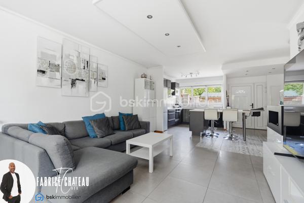 Une maison prête à vivre, une piscine utilisable au fil des saisons, à 7 minutes à pied de la gare et Paris Saint-Lazare à seulement 20 minutes : une combinaison rare à Herblay-sur-Seine.
Dans un quartier très recherché, découvrez cette maison familiale d'environ 106 m² habitables (132m2 environ de surface total avec la véranda) sur un terrain de 240 m² exposé plein sud.

Le rez-de-chaussée s’articule autour d’une pièce de vie de plus de 31 m² avec cuisine ouverte, créant un espace chaleureux et convivial.
Une chambre de plain-pied, une salle d’eau avec wc ainsi que de nombreux rangements complètent ce niveau.
À l’étage, l’espace nuit accueille une salle de bains, un WC indépendant, deux chambres dont une avec placard et l'autre avec un grand dressing.
Deux places de stationnement privatives sont également comprises avec la maison.

Avec ses trois chambres , ses deux pièces d’eau et ses espaces de rangement, la maison répond parfaitement aux besoins d’une famille.
Ici, tout a été pensé pour conjuguer vie de famille, confort, convivialité.

Les établissements scolaires sont également accessibles à pied, avec écoles maternelle, élémentaire situées à moins de 10 minutes.
 
Grâce à son exposition plein sud, la maison profite d’une belle lumière naturelle tout au long de la journée.

L’ATOUT COUP DE CŒUR : UN VÉRITABLE ESPACE PISCINE ACCESSIBLE TOUTE L'ANNÉE 

C’est à l’extérieur que cette maison révèle l’une de ses prestations les plus rares.
Une piscine chauffée de 5 x 3 m, d’une profondeur de 1,40 m et équipée d’une pompe à chaleur, qui prend place sous une véranda de 24 m² entièrement ouvrante.
Aux beaux jours, la véranda s’ouvre complètement pour retrouver les sensations d’une piscine extérieure. Lorsque les températures sont plus fraîches, elle permet de conserver un espace protégé et confortable.
Et pour encore plus de praticité, l’espace piscine est accessible directement depuis l’intérieur de la maison et du jardin.
Un véritable prolongement de la maison, pensé pour profiter pleinement des beaux jours et partager des moments privilégiés en famille ou entre amis.
L’espace extérieur se poursuit avec une belle terrasse de 28 m² sous pergola, idéale pour installer un salon de jardin ou une grande table à manger.
Un espace barbecue complète cet ensemble conçu pour recevoir et profiter des journées ensoleillées.

VOUS N’AVEZ PLUS QU’À POSER VOS VALISES

Autre point fort  de cette maison, elle est vendue entièrement meublée.
Le mobilier, l’électroménager ainsi que de nombreux équipements sont inclus dans la vente.

Un véritable avantage pour les acquéreurs souhaitant bénéficier d’une maison immédiatement opérationnelle, sans avoir à prévoir un investissement supplémentaire pour l’aménagement et l’équipement.

Les prestations qui font la différence :

* Gare à 7 minutes à pied
* Exposition plein sud
* Piscine chauffée (5 x 3 m) avec pompe à chaleur dans une veranda de 24 m² à ouverture complète
* Accès direct à la piscine depuis la maison et le jardin
* Résidence sécurisée
* Faible Charges de copropriété : 41 € par Mois
* Maison parfaitement entretenue, lumineuse et prête à accueillir ses nouveaux propriétaires

Un bien aux prestations rares sur le secteur, à découvrir rapidement.