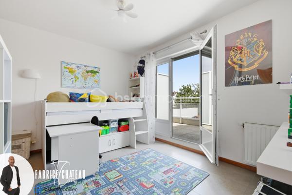 Une maison prête à vivre, une piscine utilisable au fil des saisons, à 7 minutes à pied de la gare et Paris Saint-Lazare à seulement 20 minutes : une combinaison rare à Herblay-sur-Seine.
Dans un quartier très recherché, découvrez cette maison familiale d'environ 106 m² habitables (132m2 environ de surface total avec la véranda) sur un terrain de 240 m² exposé plein sud.

Le rez-de-chaussée s’articule autour d’une pièce de vie de plus de 31 m² avec cuisine ouverte, créant un espace chaleureux et convivial.
Une chambre de plain-pied, une salle d’eau avec wc ainsi que de nombreux rangements complètent ce niveau.
À l’étage, l’espace nuit accueille une salle de bains, un WC indépendant, deux chambres dont une avec placard et l'autre avec un grand dressing.
Deux places de stationnement privatives sont également comprises avec la maison.

Avec ses trois chambres , ses deux pièces d’eau et ses espaces de rangement, la maison répond parfaitement aux besoins d’une famille.
Ici, tout a été pensé pour conjuguer vie de famille, confort, convivialité.

Les établissements scolaires sont également accessibles à pied, avec écoles maternelle, élémentaire situées à moins de 10 minutes.
 
Grâce à son exposition plein sud, la maison profite d’une belle lumière naturelle tout au long de la journée.

L’ATOUT COUP DE CŒUR : UN VÉRITABLE ESPACE PISCINE ACCESSIBLE TOUTE L'ANNÉE 

C’est à l’extérieur que cette maison révèle l’une de ses prestations les plus rares.
Une piscine chauffée de 5 x 3 m, d’une profondeur de 1,40 m et équipée d’une pompe à chaleur, qui prend place sous une véranda de 24 m² entièrement ouvrante.
Aux beaux jours, la véranda s’ouvre complètement pour retrouver les sensations d’une piscine extérieure. Lorsque les températures sont plus fraîches, elle permet de conserver un espace protégé et confortable.
Et pour encore plus de praticité, l’espace piscine est accessible directement depuis l’intérieur de la maison et du jardin.
Un véritable prolongement de la maison, pensé pour profiter pleinement des beaux jours et partager des moments privilégiés en famille ou entre amis.
L’espace extérieur se poursuit avec une belle terrasse de 28 m² sous pergola, idéale pour installer un salon de jardin ou une grande table à manger.
Un espace barbecue complète cet ensemble conçu pour recevoir et profiter des journées ensoleillées.

VOUS N’AVEZ PLUS QU’À POSER VOS VALISES

Autre point fort  de cette maison, elle est vendue entièrement meublée.
Le mobilier, l’électroménager ainsi que de nombreux équipements sont inclus dans la vente.

Un véritable avantage pour les acquéreurs souhaitant bénéficier d’une maison immédiatement opérationnelle, sans avoir à prévoir un investissement supplémentaire pour l’aménagement et l’équipement.

Les prestations qui font la différence :

* Gare à 7 minutes à pied
* Exposition plein sud
* Piscine chauffée (5 x 3 m) avec pompe à chaleur dans une veranda de 24 m² à ouverture complète
* Accès direct à la piscine depuis la maison et le jardin
* Résidence sécurisée
* Faible Charges de copropriété : 41 € par Mois
* Maison parfaitement entretenue, lumineuse et prête à accueillir ses nouveaux propriétaires

Un bien aux prestations rares sur le secteur, à découvrir rapidement.