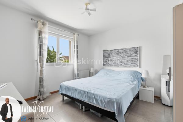 Une maison prête à vivre, une piscine utilisable au fil des saisons, à 7 minutes à pied de la gare et Paris Saint-Lazare à seulement 20 minutes : une combinaison rare à Herblay-sur-Seine.
Dans un quartier très recherché, découvrez cette maison familiale d'environ 106 m² habitables (132m2 environ de surface total avec la véranda) sur un terrain de 240 m² exposé plein sud.

Le rez-de-chaussée s’articule autour d’une pièce de vie de plus de 31 m² avec cuisine ouverte, créant un espace chaleureux et convivial.
Une chambre de plain-pied, une salle d’eau avec wc ainsi que de nombreux rangements complètent ce niveau.
À l’étage, l’espace nuit accueille une salle de bains, un WC indépendant, deux chambres dont une avec placard et l'autre avec un grand dressing.
Deux places de stationnement privatives sont également comprises avec la maison.

Avec ses trois chambres , ses deux pièces d’eau et ses espaces de rangement, la maison répond parfaitement aux besoins d’une famille.
Ici, tout a été pensé pour conjuguer vie de famille, confort, convivialité.

Les établissements scolaires sont également accessibles à pied, avec écoles maternelle, élémentaire situées à moins de 10 minutes.
 
Grâce à son exposition plein sud, la maison profite d’une belle lumière naturelle tout au long de la journée.

L’ATOUT COUP DE CŒUR : UN VÉRITABLE ESPACE PISCINE ACCESSIBLE TOUTE L'ANNÉE 

C’est à l’extérieur que cette maison révèle l’une de ses prestations les plus rares.
Une piscine chauffée de 5 x 3 m, d’une profondeur de 1,40 m et équipée d’une pompe à chaleur, qui prend place sous une véranda de 24 m² entièrement ouvrante.
Aux beaux jours, la véranda s’ouvre complètement pour retrouver les sensations d’une piscine extérieure. Lorsque les températures sont plus fraîches, elle permet de conserver un espace protégé et confortable.
Et pour encore plus de praticité, l’espace piscine est accessible directement depuis l’intérieur de la maison et du jardin.
Un véritable prolongement de la maison, pensé pour profiter pleinement des beaux jours et partager des moments privilégiés en famille ou entre amis.
L’espace extérieur se poursuit avec une belle terrasse de 28 m² sous pergola, idéale pour installer un salon de jardin ou une grande table à manger.
Un espace barbecue complète cet ensemble conçu pour recevoir et profiter des journées ensoleillées.

VOUS N’AVEZ PLUS QU’À POSER VOS VALISES

Autre point fort  de cette maison, elle est vendue entièrement meublée.
Le mobilier, l’électroménager ainsi que de nombreux équipements sont inclus dans la vente.

Un véritable avantage pour les acquéreurs souhaitant bénéficier d’une maison immédiatement opérationnelle, sans avoir à prévoir un investissement supplémentaire pour l’aménagement et l’équipement.

Les prestations qui font la différence :

* Gare à 7 minutes à pied
* Exposition plein sud
* Piscine chauffée (5 x 3 m) avec pompe à chaleur dans une veranda de 24 m² à ouverture complète
* Accès direct à la piscine depuis la maison et le jardin
* Résidence sécurisée
* Faible Charges de copropriété : 41 € par Mois
* Maison parfaitement entretenue, lumineuse et prête à accueillir ses nouveaux propriétaires

Un bien aux prestations rares sur le secteur, à découvrir rapidement.
