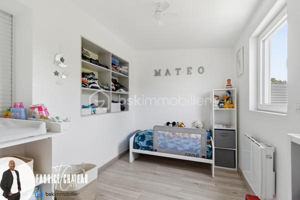 Une maison prête à vivre, une piscine utilisable au fil des saisons, à 7 minutes à pied de la gare et Paris Saint-Lazare à seulement 20 minutes : une combinaison rare à Herblay-sur-Seine.
Dans un quartier très recherché, découvrez cette maison familiale d'environ 106 m² habitables (132m2 environ de surface total avec la véranda) sur un terrain de 240 m² exposé plein sud.

Le rez-de-chaussée s’articule autour d’une pièce de vie de plus de 31 m² avec cuisine ouverte, créant un espace chaleureux et convivial.
Une chambre de plain-pied, une salle d’eau avec wc ainsi que de nombreux rangements complètent ce niveau.
À l’étage, l’espace nuit accueille une salle de bains, un WC indépendant, deux chambres dont une avec placard et l'autre avec un grand dressing.
Deux places de stationnement privatives sont également comprises avec la maison.

Avec ses trois chambres , ses deux pièces d’eau et ses espaces de rangement, la maison répond parfaitement aux besoins d’une famille.
Ici, tout a été pensé pour conjuguer vie de famille, confort, convivialité.

Les établissements scolaires sont également accessibles à pied, avec écoles maternelle, élémentaire situées à moins de 10 minutes.
 
Grâce à son exposition plein sud, la maison profite d’une belle lumière naturelle tout au long de la journée.

L’ATOUT COUP DE CŒUR : UN VÉRITABLE ESPACE PISCINE ACCESSIBLE TOUTE L'ANNÉE 

C’est à l’extérieur que cette maison révèle l’une de ses prestations les plus rares.
Une piscine chauffée de 5 x 3 m, d’une profondeur de 1,40 m et équipée d’une pompe à chaleur, qui prend place sous une véranda de 24 m² entièrement ouvrante.
Aux beaux jours, la véranda s’ouvre complètement pour retrouver les sensations d’une piscine extérieure. Lorsque les températures sont plus fraîches, elle permet de conserver un espace protégé et confortable.
Et pour encore plus de praticité, l’espace piscine est accessible directement depuis l’intérieur de la maison et du jardin.
Un véritable prolongement de la maison, pensé pour profiter pleinement des beaux jours et partager des moments privilégiés en famille ou entre amis.
L’espace extérieur se poursuit avec une belle terrasse de 28 m² sous pergola, idéale pour installer un salon de jardin ou une grande table à manger.
Un espace barbecue complète cet ensemble conçu pour recevoir et profiter des journées ensoleillées.

VOUS N’AVEZ PLUS QU’À POSER VOS VALISES

Autre point fort  de cette maison, elle est vendue entièrement meublée.
Le mobilier, l’électroménager ainsi que de nombreux équipements sont inclus dans la vente.

Un véritable avantage pour les acquéreurs souhaitant bénéficier d’une maison immédiatement opérationnelle, sans avoir à prévoir un investissement supplémentaire pour l’aménagement et l’équipement.

Les prestations qui font la différence :

* Gare à 7 minutes à pied
* Exposition plein sud
* Piscine chauffée (5 x 3 m) avec pompe à chaleur dans une veranda de 24 m² à ouverture complète
* Accès direct à la piscine depuis la maison et le jardin
* Résidence sécurisée
* Faible Charges de copropriété : 41 € par Mois
* Maison parfaitement entretenue, lumineuse et prête à accueillir ses nouveaux propriétaires

Un bien aux prestations rares sur le secteur, à découvrir rapidement.