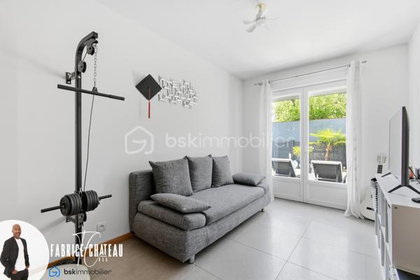 Une maison prête à vivre, une piscine utilisable au fil des saisons, à 7 minutes à pied de la gare et Paris Saint-Lazare à seulement 20 minutes : une combinaison rare à Herblay-sur-Seine.
Dans un quartier très recherché, découvrez cette maison familiale d'environ 106 m² habitables (132m2 environ de surface total avec la véranda) sur un terrain de 240 m² exposé plein sud.

Le rez-de-chaussée s’articule autour d’une pièce de vie de plus de 31 m² avec cuisine ouverte, créant un espace chaleureux et convivial.
Une chambre de plain-pied, une salle d’eau avec wc ainsi que de nombreux rangements complètent ce niveau.
À l’étage, l’espace nuit accueille une salle de bains, un WC indépendant, deux chambres dont une avec placard et l'autre avec un grand dressing.
Deux places de stationnement privatives sont également comprises avec la maison.

Avec ses trois chambres , ses deux pièces d’eau et ses espaces de rangement, la maison répond parfaitement aux besoins d’une famille.
Ici, tout a été pensé pour conjuguer vie de famille, confort, convivialité.

Les établissements scolaires sont également accessibles à pied, avec écoles maternelle, élémentaire situées à moins de 10 minutes.
 
Grâce à son exposition plein sud, la maison profite d’une belle lumière naturelle tout au long de la journée.

L’ATOUT COUP DE CŒUR : UN VÉRITABLE ESPACE PISCINE ACCESSIBLE TOUTE L'ANNÉE 

C’est à l’extérieur que cette maison révèle l’une de ses prestations les plus rares.
Une piscine chauffée de 5 x 3 m, d’une profondeur de 1,40 m et équipée d’une pompe à chaleur, qui prend place sous une véranda de 24 m² entièrement ouvrante.
Aux beaux jours, la véranda s’ouvre complètement pour retrouver les sensations d’une piscine extérieure. Lorsque les températures sont plus fraîches, elle permet de conserver un espace protégé et confortable.
Et pour encore plus de praticité, l’espace piscine est accessible directement depuis l’intérieur de la maison et du jardin.
Un véritable prolongement de la maison, pensé pour profiter pleinement des beaux jours et partager des moments privilégiés en famille ou entre amis.
L’espace extérieur se poursuit avec une belle terrasse de 28 m² sous pergola, idéale pour installer un salon de jardin ou une grande table à manger.
Un espace barbecue complète cet ensemble conçu pour recevoir et profiter des journées ensoleillées.

VOUS N’AVEZ PLUS QU’À POSER VOS VALISES

Autre point fort  de cette maison, elle est vendue entièrement meublée.
Le mobilier, l’électroménager ainsi que de nombreux équipements sont inclus dans la vente.

Un véritable avantage pour les acquéreurs souhaitant bénéficier d’une maison immédiatement opérationnelle, sans avoir à prévoir un investissement supplémentaire pour l’aménagement et l’équipement.

Les prestations qui font la différence :

* Gare à 7 minutes à pied
* Exposition plein sud
* Piscine chauffée (5 x 3 m) avec pompe à chaleur dans une veranda de 24 m² à ouverture complète
* Accès direct à la piscine depuis la maison et le jardin
* Résidence sécurisée
* Faible Charges de copropriété : 41 € par Mois
* Maison parfaitement entretenue, lumineuse et prête à accueillir ses nouveaux propriétaires

Un bien aux prestations rares sur le secteur, à découvrir rapidement.