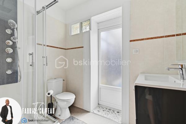 Une maison prête à vivre, une piscine utilisable au fil des saisons, à 7 minutes à pied de la gare et Paris Saint-Lazare à seulement 20 minutes : une combinaison rare à Herblay-sur-Seine.
Dans un quartier très recherché, découvrez cette maison familiale d'environ 106 m² habitables (132m2 environ de surface total avec la véranda) sur un terrain de 240 m² exposé plein sud.

Le rez-de-chaussée s’articule autour d’une pièce de vie de plus de 31 m² avec cuisine ouverte, créant un espace chaleureux et convivial.
Une chambre de plain-pied, une salle d’eau avec wc ainsi que de nombreux rangements complètent ce niveau.
À l’étage, l’espace nuit accueille une salle de bains, un WC indépendant, deux chambres dont une avec placard et l'autre avec un grand dressing.
Deux places de stationnement privatives sont également comprises avec la maison.

Avec ses trois chambres , ses deux pièces d’eau et ses espaces de rangement, la maison répond parfaitement aux besoins d’une famille.
Ici, tout a été pensé pour conjuguer vie de famille, confort, convivialité.

Les établissements scolaires sont également accessibles à pied, avec écoles maternelle, élémentaire situées à moins de 10 minutes.
 
Grâce à son exposition plein sud, la maison profite d’une belle lumière naturelle tout au long de la journée.

L’ATOUT COUP DE CŒUR : UN VÉRITABLE ESPACE PISCINE ACCESSIBLE TOUTE L'ANNÉE 

C’est à l’extérieur que cette maison révèle l’une de ses prestations les plus rares.
Une piscine chauffée de 5 x 3 m, d’une profondeur de 1,40 m et équipée d’une pompe à chaleur, qui prend place sous une véranda de 24 m² entièrement ouvrante.
Aux beaux jours, la véranda s’ouvre complètement pour retrouver les sensations d’une piscine extérieure. Lorsque les températures sont plus fraîches, elle permet de conserver un espace protégé et confortable.
Et pour encore plus de praticité, l’espace piscine est accessible directement depuis l’intérieur de la maison et du jardin.
Un véritable prolongement de la maison, pensé pour profiter pleinement des beaux jours et partager des moments privilégiés en famille ou entre amis.
L’espace extérieur se poursuit avec une belle terrasse de 28 m² sous pergola, idéale pour installer un salon de jardin ou une grande table à manger.
Un espace barbecue complète cet ensemble conçu pour recevoir et profiter des journées ensoleillées.

VOUS N’AVEZ PLUS QU’À POSER VOS VALISES

Autre point fort  de cette maison, elle est vendue entièrement meublée.
Le mobilier, l’électroménager ainsi que de nombreux équipements sont inclus dans la vente.

Un véritable avantage pour les acquéreurs souhaitant bénéficier d’une maison immédiatement opérationnelle, sans avoir à prévoir un investissement supplémentaire pour l’aménagement et l’équipement.

Les prestations qui font la différence :

* Gare à 7 minutes à pied
* Exposition plein sud
* Piscine chauffée (5 x 3 m) avec pompe à chaleur dans une veranda de 24 m² à ouverture complète
* Accès direct à la piscine depuis la maison et le jardin
* Résidence sécurisée
* Faible Charges de copropriété : 41 € par Mois
* Maison parfaitement entretenue, lumineuse et prête à accueillir ses nouveaux propriétaires

Un bien aux prestations rares sur le secteur, à découvrir rapidement.