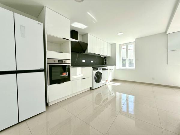 À VENDRE : MAISON ENTIÈREMENT RÉNOVÉE AVEC EXTÉRIEUR