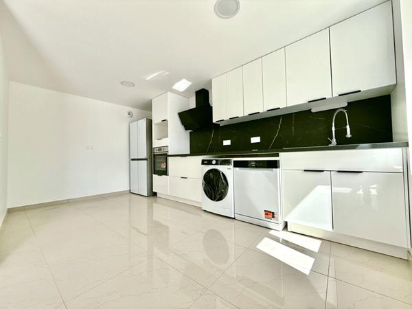 À VENDRE : MAISON ENTIÈREMENT RÉNOVÉE AVEC EXTÉRIEUR