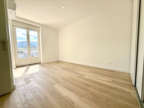 À VENDRE : MAISON ENTIÈREMENT RÉNOVÉE AVEC EXTÉRIEUR