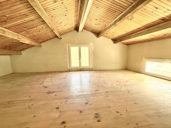À VENDRE : MAISON ENTIÈREMENT RÉNOVÉE AVEC EXTÉRIEUR
