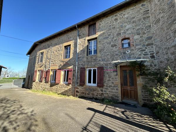 Maison d'habitation élevée sur 2 niveaux avec cour attenante et dépendances