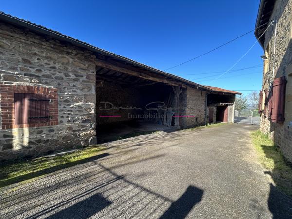 Maison d'habitation élevée sur 2 niveaux avec cour attenante et dépendances