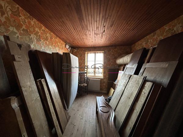 Maison d'habitation élevée sur 2 niveaux avec cour attenante et dépendances