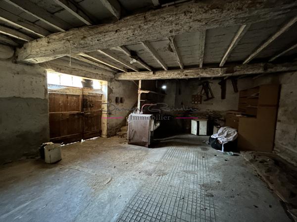 Maison d'habitation élevée sur 2 niveaux avec cour attenante et dépendances