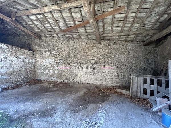 Maison d'habitation élevée sur 2 niveaux avec cour attenante et dépendances