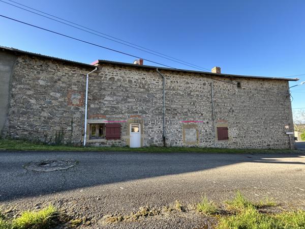Maison d'habitation élevée sur 2 niveaux avec cour attenante et dépendances