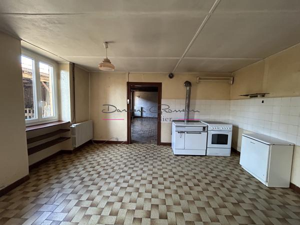 Maison d'habitation élevée sur 2 niveaux avec cour attenante et dépendances